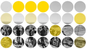 תמונת שחור לבן של אנשים יחד בשטח, מץחץ לעיגולי אור